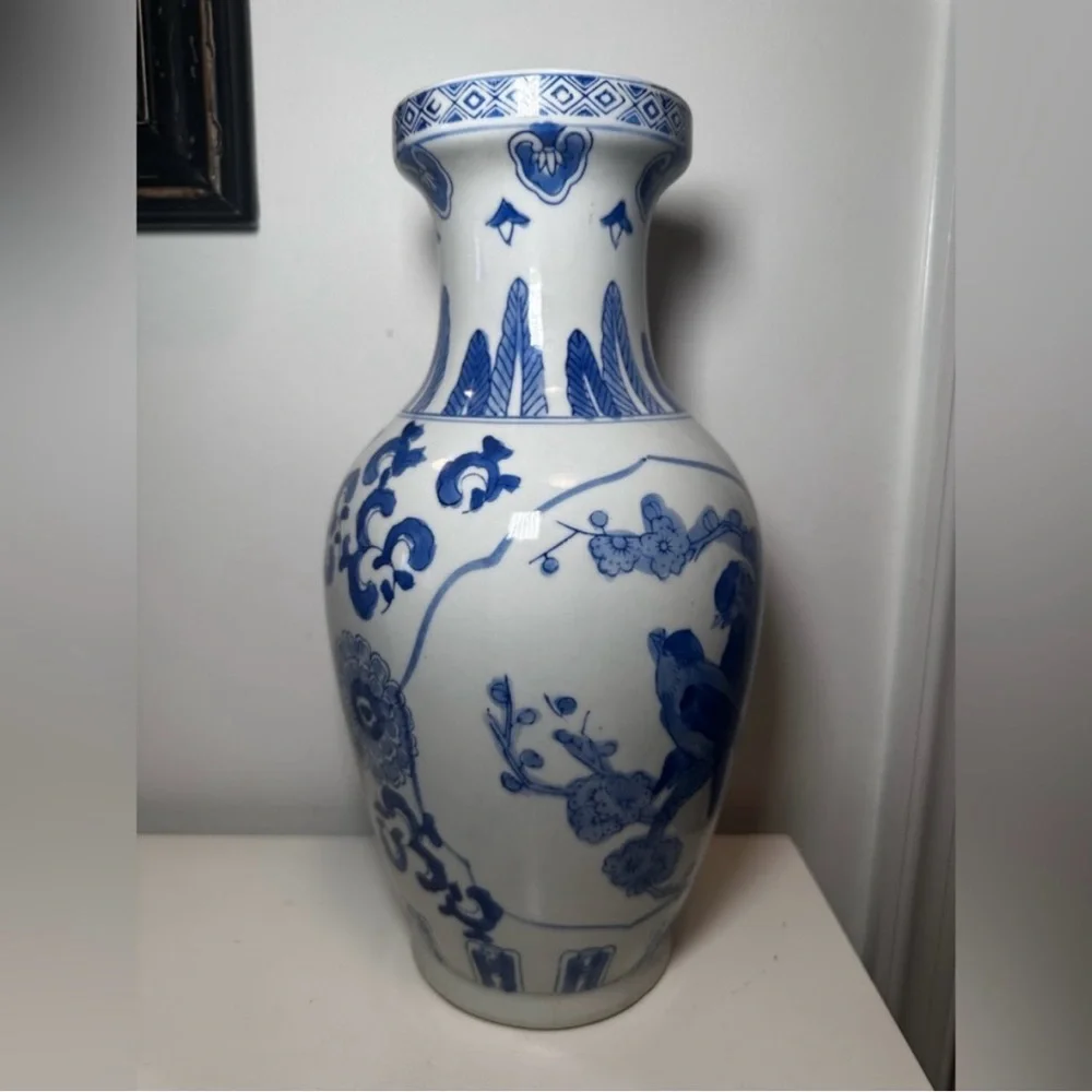 💙🤍Vintage Blue and White Chinese Vase